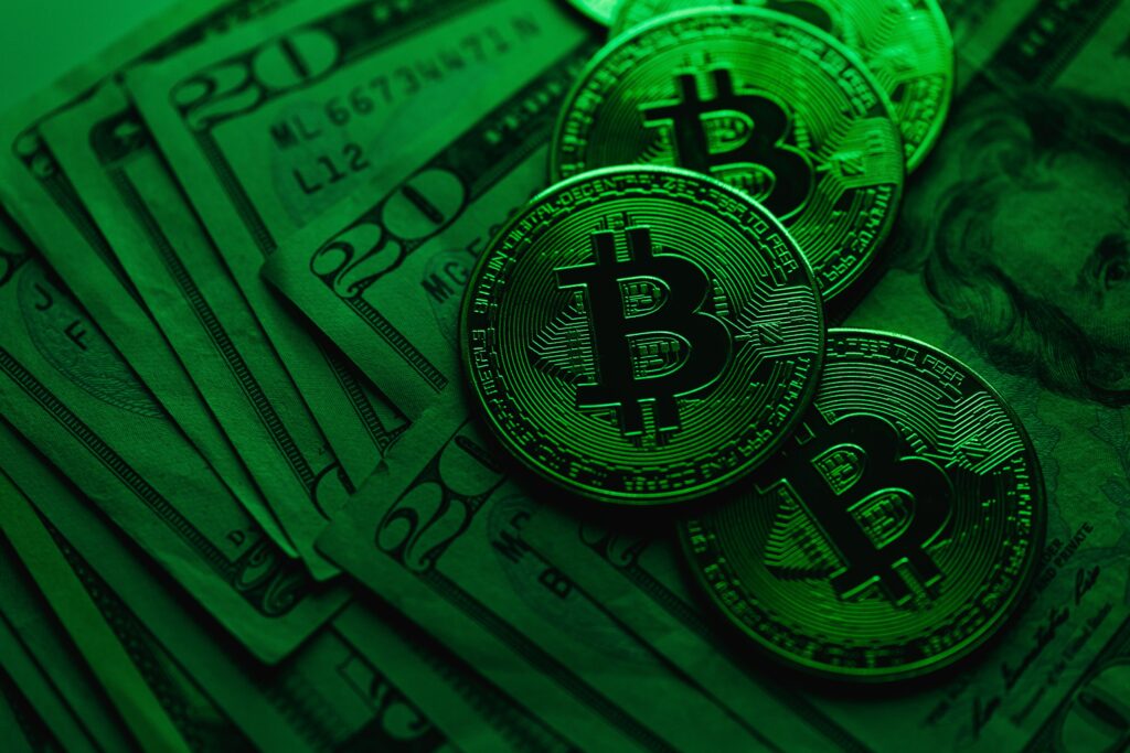 Dólar de 20 e moedas de bitcoin verde