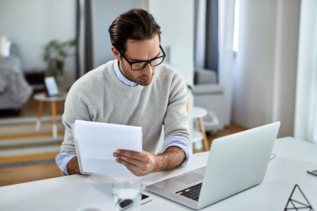 InvestUP BR Homem fazendo organização financeira