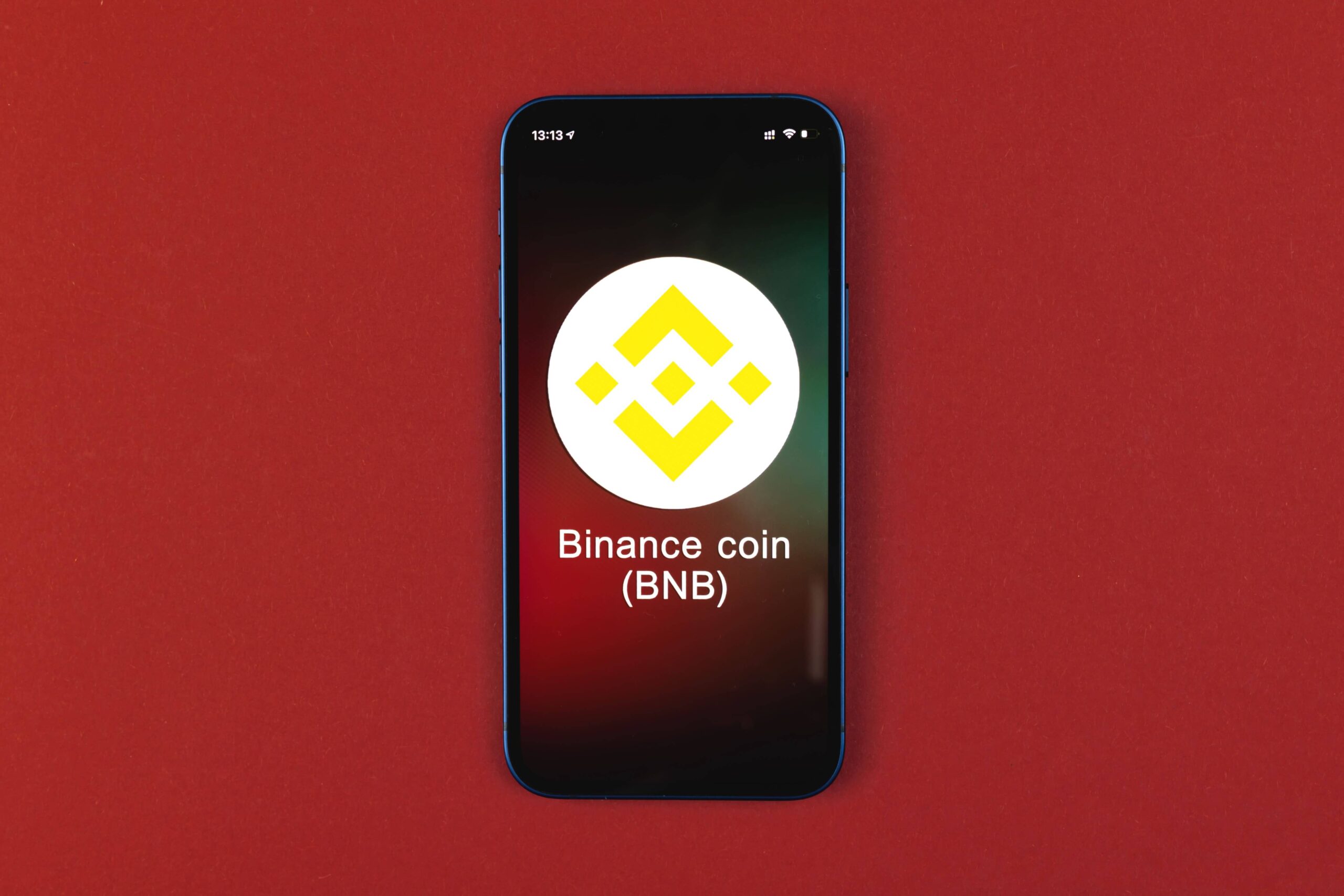 Celular com a corretora binance aberto